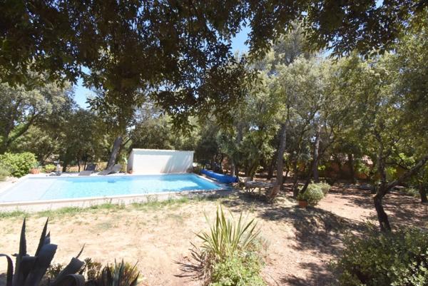 ST RESTITUT, rare, maison contemporaine de 193 m² hab plus garage et piscine 10X5 sur 2000 m boisés de chênes au calme