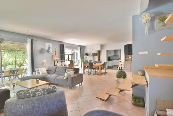 ST RESTITUT, rare, maison contemporaine de 193 m² hab plus garage et piscine 10X5 sur 2000 m boisés de chênes au calme