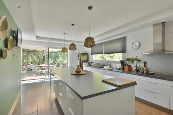 ST RESTITUT, rare, maison contemporaine de 193 m² hab plus garage et piscine 10X5 sur 2000 m boisés de chênes au calme