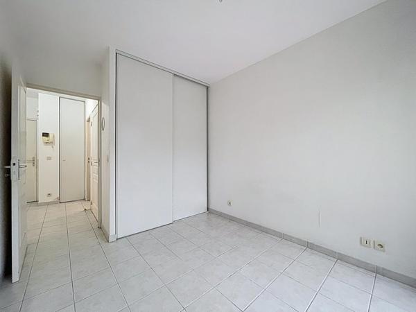 T2 AVEC 23M² DE TERRASSE ET GARAGE EN SOUS-SOL