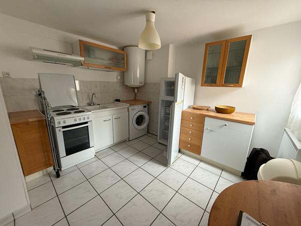 Appartement T2 Villeurbanne 69100 République, en cour intérieure, au calme sur verdure