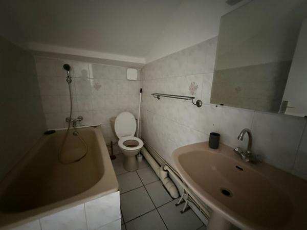 Appartement T2 Villeurbanne 69100 République, en cour intérieure, au calme sur verdure