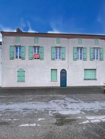 Maison de ville avec jardin, beaux volumes et potentiel d’aménagement