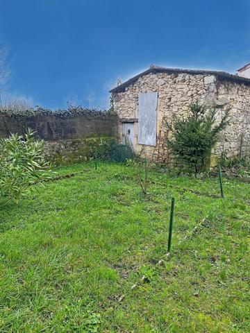 Maison de ville avec jardin, beaux volumes et potentiel d’aménagement