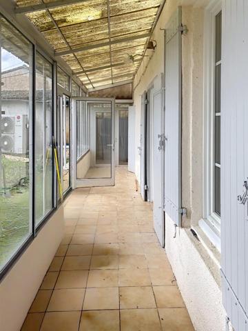 Maison de ville avec jardin, beaux volumes et potentiel d’aménagement