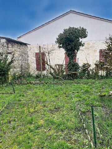 Maison de ville avec jardin, beaux volumes et potentiel d’aménagement