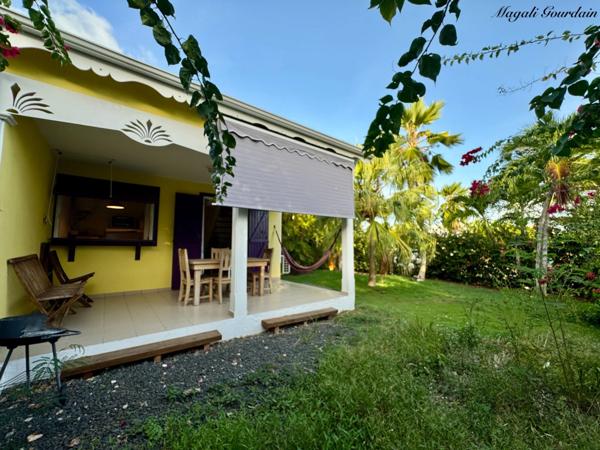 A VENDRE – BUNGALOW MEUBLÉ À MOINS DE 100 MÈTRES DU LAGON – LA COULÉE, SAINT-FRANÇOIS