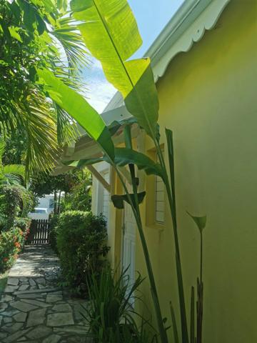 A VENDRE – BUNGALOW MEUBLÉ À MOINS DE 100 MÈTRES DU LAGON – LA COULÉE, SAINT-FRANÇOIS