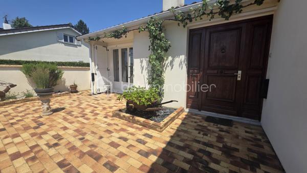 Village Kaufman de St Germain. Idéalement située en square - au CALME et à 2 min à pied des commerces et écoles - venez visiter cette charmante maison originellement de PLAIN- PIED édifiée sur un beau terrain de 497 m2. 

Elle se compose au RDC d'une entrée, d'une cuisine ouverte sur un double séjour pour une surface totale de 45 m2 environ. Accès garage double avec porte motorisée et buanderie.
L'espace nuit, bien distinct, comprend une salle d'eau avec WC, deux chambres avec placards et une suite parentale avec dressing et SDB privative. Dans les combles aménagés, une 4ème chambre de 15 m2 avec salle d'eau privative. 

Prestations de qualité : double vitrage PVC, Clim réversible dans le séjour.. double terrasse pour une double orientation. un joli jardin sans vis-à-vis. Piscine hors-sol récente. 

Une situation appréciée. Un modèle idéal pour une famille. A visiter sans tarder.
