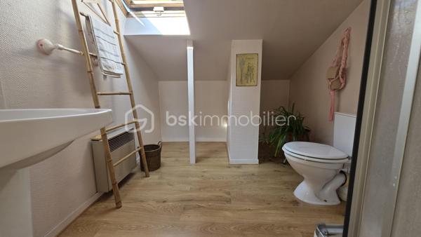 Village Kaufman de St Germain. Idéalement située en square - au CALME et à 2 min à pied des commerces et écoles - venez visiter cette charmante maison originellement de PLAIN- PIED édifiée sur un beau terrain de 497 m2. 

Elle se compose au RDC d'une entrée, d'une cuisine ouverte sur un double séjour pour une surface totale de 45 m2 environ. Accès garage double avec porte motorisée et buanderie.
L'espace nuit, bien distinct, comprend une salle d'eau avec WC, deux chambres avec placards et une suite parentale avec dressing et SDB privative. Dans les combles aménagés, une 4ème chambre de 15 m2 avec salle d'eau privative. 

Prestations de qualité : double vitrage PVC, Clim réversible dans le séjour.. double terrasse pour une double orientation. un joli jardin sans vis-à-vis. Piscine hors-sol récente. Cave Harnois. 

Une situation appréciée. Un modèle idéal pour une famille. A visiter sans tarder.