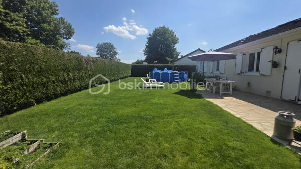 Village Kaufman de St Germain. Idéalement située en square - au CALME et à 2 min à pied des commerces et écoles - venez visiter cette charmante maison originellement de PLAIN- PIED édifiée sur un beau terrain de 497 m2. 

Elle se compose au RDC d'une entrée, d'une cuisine ouverte sur un double séjour pour une surface totale de 45 m2 environ. Accès garage double avec porte motorisée et buanderie.
L'espace nuit, bien distinct, comprend une salle d'eau avec WC, deux chambres avec placards et une suite parentale avec dressing et SDB privative. Dans les combles aménagés, une 4ème chambre de 15 m2 avec salle d'eau privative. 

Prestations de qualité : double vitrage PVC, Clim réversible dans le séjour.. double terrasse pour une double orientation. un joli jardin sans vis-à-vis. Piscine hors-sol récente. Cave Harnois. 

Une situation appréciée. Un modèle idéal pour une famille. A visiter sans tarder.