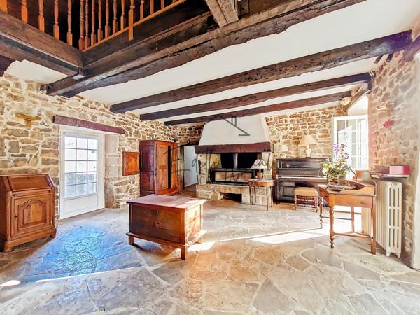 Sainte-Eulalie-de-Cernon (12230) Domaine d’exception sur 35 hectares – Ancienne ferme fortifiée rénovée au cœur du Larzac.