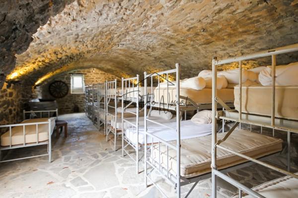 Sainte-Eulalie-de-Cernon (12230) Domaine d’exception sur 35 hectares – Ancienne ferme fortifiée rénovée au cœur du Larzac.