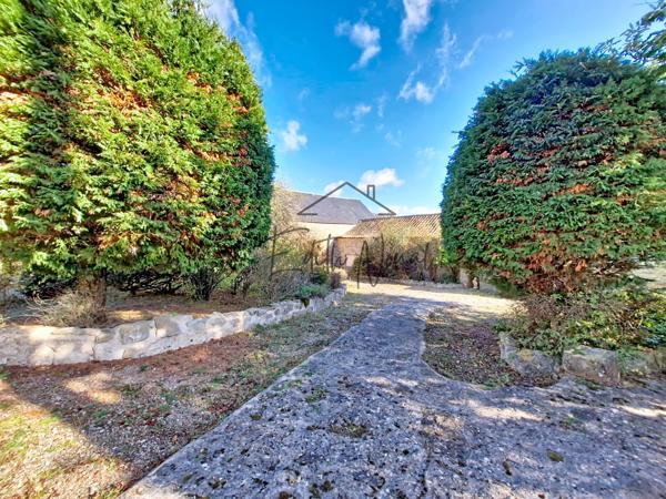 Sainte-Eulalie-de-Cernon (12230) Domaine d’exception sur 35 hectares – Ancienne ferme fortifiée rénovée au cœur du Larzac.