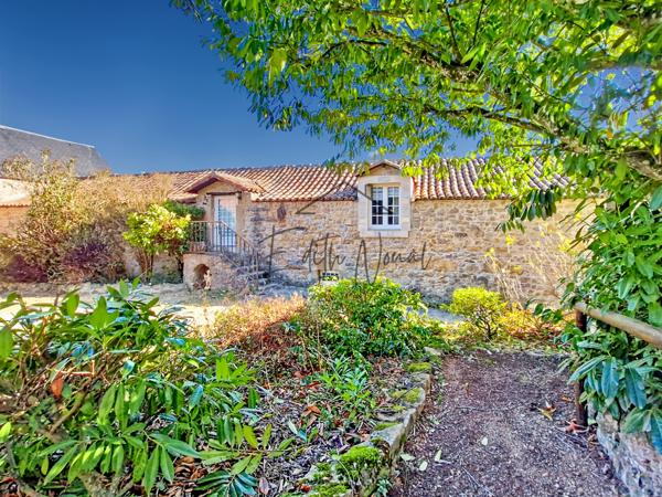 Sainte-Eulalie-de-Cernon (12230) Domaine d’exception sur 35 hectares – Ancienne ferme fortifiée rénovée au cœur du Larzac.