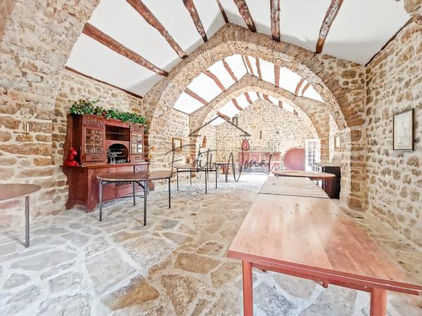 Sainte-Eulalie-de-Cernon (12230) Domaine d’exception sur 35 hectares – Ancienne ferme fortifiée rénovée au cœur du Larzac.