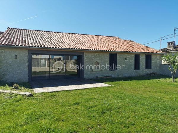 Visite virtuelle disponible !

Venez découvrir cette magnifique longère entièrement rénové et offrant un excellent DPE en A !

Au rez-de-chaussée cette maison bénéficie d’une grande pièce de vie, baignée de lumière, avec une cuisine centrale totalement ouverte aménagée et équipée; le tout avec goût et des matériaux qualitatifs. Une buanderie spacieuse est attenante à la cuisine. 
L’espace de vie donne accès à un extérieur doté d’une terrasse en bois exotique et dessert un couloir où sont situées deux chambres très lumineuses ainsi qu’une salle d’eau très bien pensée et un wc séparé.
Vous pourrez également trouver en rez-de-chaussée une suite parentale de très belle taille et toujours très lumineuse, équipée d’une salle d’eau ainsi que d’un dressing. 
A l’étage se trouve une mezzanine qui pourra être aménagée au gré de vos envies, besoins et projets. 

Les extérieurs peuvent accueillir plusieurs véhicules en stationnement. La propriété est partiellement clôturée. 

Les + : 
- chauffage au sol
- DPE en A offrant de belles économies d'énergie
- proximité immédiate avec toutes les commodités de Barbezieux-Saint-Hilaire
- ⁠calme de la campagne 
- ⁠prestations qualitatives 
- ⁠rénovation complète permettant une installation immédiate

D’autres arguments pour vous convaincre de venir visiter cette perle seraient superflus.