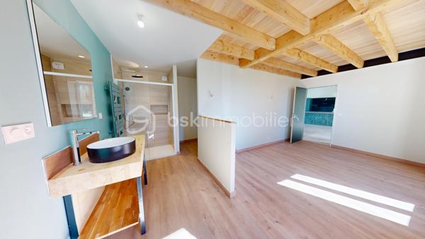 Visite virtuelle disponible !

Venez découvrir cette magnifique longère entièrement rénové et offrant un excellent DPE en A !

Au rez-de-chaussée cette maison bénéficie d’une grande pièce de vie, baignée de lumière, avec une cuisine centrale totalement ouverte aménagée et équipée; le tout avec goût et des matériaux qualitatifs. Une buanderie spacieuse est attenante à la cuisine. 
L’espace de vie donne accès à un extérieur doté d’une terrasse en bois exotique et dessert un couloir où sont situées deux chambres très lumineuses ainsi qu’une salle d’eau très bien pensée et un wc séparé.
Vous pourrez également trouver en rez-de-chaussée une suite parentale de très belle taille et toujours très lumineuse, équipée d’une salle d’eau ainsi que d’un dressing. 
A l’étage se trouve une mezzanine qui pourra être aménagée au gré de vos envies, besoins et projets. 

Les extérieurs peuvent accueillir plusieurs véhicules en stationnement. La propriété est partiellement clôturée. 

Les + : 
- chauffage au sol
- DPE en A offrant de belles économies d'énergie
- proximité immédiate avec toutes les commodités de Barbezieux-Saint-Hilaire
- ⁠calme de la campagne 
- ⁠prestations qualitatives 
- ⁠rénovation complète permettant une installation immédiate

D’autres arguments pour vous convaincre de venir visiter cette perle seraient superflus.