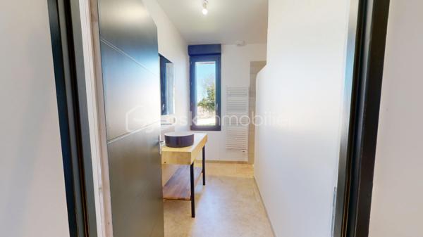 Visite virtuelle disponible !

Venez découvrir cette magnifique longère entièrement rénové et offrant un excellent DPE en A !

Au rez-de-chaussée cette maison bénéficie d’une grande pièce de vie, baignée de lumière, avec une cuisine centrale totalement ouverte aménagée et équipée; le tout avec goût et des matériaux qualitatifs. Une buanderie spacieuse est attenante à la cuisine. 
L’espace de vie donne accès à un extérieur doté d’une terrasse en bois exotique et dessert un couloir où sont situées deux chambres très lumineuses ainsi qu’une salle d’eau très bien pensée et un wc séparé.
Vous pourrez également trouver en rez-de-chaussée une suite parentale de très belle taille et toujours très lumineuse, équipée d’une salle d’eau ainsi que d’un dressing. 
A l’étage se trouve une mezzanine qui pourra être aménagée au gré de vos envies, besoins et projets. 

Les extérieurs peuvent accueillir plusieurs véhicules en stationnement. La propriété est partiellement clôturée. 

Les + : 
- chauffage au sol
- DPE en A offrant de belles économies d'énergie
- proximité immédiate avec toutes les commodités de Barbezieux-Saint-Hilaire
- ⁠calme de la campagne 
- ⁠prestations qualitatives 
- ⁠rénovation complète permettant une installation immédiate

D’autres arguments pour vous convaincre de venir visiter cette perle seraient superflus.