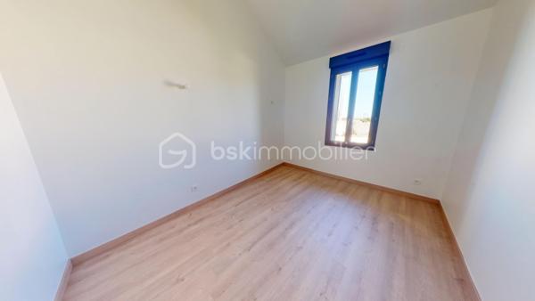 Visite virtuelle disponible !

Venez découvrir cette magnifique longère entièrement rénové et offrant un excellent DPE en A !

Au rez-de-chaussée cette maison bénéficie d’une grande pièce de vie, baignée de lumière, avec une cuisine centrale totalement ouverte aménagée et équipée; le tout avec goût et des matériaux qualitatifs. Une buanderie spacieuse est attenante à la cuisine. 
L’espace de vie donne accès à un extérieur doté d’une terrasse en bois exotique et dessert un couloir où sont situées deux chambres très lumineuses ainsi qu’une salle d’eau très bien pensée et un wc séparé.
Vous pourrez également trouver en rez-de-chaussée une suite parentale de très belle taille et toujours très lumineuse, équipée d’une salle d’eau ainsi que d’un dressing. 
A l’étage se trouve une mezzanine qui pourra être aménagée au gré de vos envies, besoins et projets. 

Les extérieurs peuvent accueillir plusieurs véhicules en stationnement. La propriété est partiellement clôturée. 

Les + : 
- chauffage au sol
- DPE en A offrant de belles économies d'énergie
- proximité immédiate avec toutes les commodités de Barbezieux-Saint-Hilaire
- ⁠calme de la campagne 
- ⁠prestations qualitatives 
- ⁠rénovation complète permettant une installation immédiate

D’autres arguments pour vous convaincre de venir visiter cette perle seraient superflus.