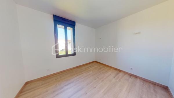 Visite virtuelle disponible !

Venez découvrir cette magnifique longère entièrement rénové et offrant un excellent DPE en A !

Au rez-de-chaussée cette maison bénéficie d’une grande pièce de vie, baignée de lumière, avec une cuisine centrale totalement ouverte aménagée et équipée; le tout avec goût et des matériaux qualitatifs. Une buanderie spacieuse est attenante à la cuisine. 
L’espace de vie donne accès à un extérieur doté d’une terrasse en bois exotique et dessert un couloir où sont situées deux chambres très lumineuses ainsi qu’une salle d’eau très bien pensée et un wc séparé.
Vous pourrez également trouver en rez-de-chaussée une suite parentale de très belle taille et toujours très lumineuse, équipée d’une salle d’eau ainsi que d’un dressing. 
A l’étage se trouve une mezzanine qui pourra être aménagée au gré de vos envies, besoins et projets. 

Les extérieurs peuvent accueillir plusieurs véhicules en stationnement. La propriété est partiellement clôturée. 

Les + : 
- chauffage au sol
- DPE en A offrant de belles économies d'énergie
- proximité immédiate avec toutes les commodités de Barbezieux-Saint-Hilaire
- ⁠calme de la campagne 
- ⁠prestations qualitatives 
- ⁠rénovation complète permettant une installation immédiate

D’autres arguments pour vous convaincre de venir visiter cette perle seraient superflus.