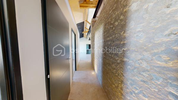 Visite virtuelle disponible !

Venez découvrir cette magnifique longère entièrement rénové et offrant un excellent DPE en A !

Au rez-de-chaussée cette maison bénéficie d’une grande pièce de vie, baignée de lumière, avec une cuisine centrale totalement ouverte aménagée et équipée; le tout avec goût et des matériaux qualitatifs. Une buanderie spacieuse est attenante à la cuisine. 
L’espace de vie donne accès à un extérieur doté d’une terrasse en bois exotique et dessert un couloir où sont situées deux chambres très lumineuses ainsi qu’une salle d’eau très bien pensée et un wc séparé.
Vous pourrez également trouver en rez-de-chaussée une suite parentale de très belle taille et toujours très lumineuse, équipée d’une salle d’eau ainsi que d’un dressing. 
A l’étage se trouve une mezzanine qui pourra être aménagée au gré de vos envies, besoins et projets. 

Les extérieurs peuvent accueillir plusieurs véhicules en stationnement. La propriété est partiellement clôturée. 

Les + : 
- chauffage au sol
- DPE en A offrant de belles économies d'énergie
- proximité immédiate avec toutes les commodités de Barbezieux-Saint-Hilaire
- ⁠calme de la campagne 
- ⁠prestations qualitatives 
- ⁠rénovation complète permettant une installation immédiate

D’autres arguments pour vous convaincre de venir visiter cette perle seraient superflus.