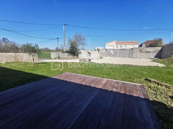 Visite virtuelle disponible !

Venez découvrir cette magnifique longère entièrement rénové et offrant un excellent DPE en A !

Au rez-de-chaussée cette maison bénéficie d’une grande pièce de vie, baignée de lumière, avec une cuisine centrale totalement ouverte aménagée et équipée; le tout avec goût et des matériaux qualitatifs. Une buanderie spacieuse est attenante à la cuisine. 
L’espace de vie donne accès à un extérieur doté d’une terrasse en bois exotique et dessert un couloir où sont situées deux chambres très lumineuses ainsi qu’une salle d’eau très bien pensée et un wc séparé.
Vous pourrez également trouver en rez-de-chaussée une suite parentale de très belle taille et toujours très lumineuse, équipée d’une salle d’eau ainsi que d’un dressing. 
A l’étage se trouve une mezzanine qui pourra être aménagée au gré de vos envies, besoins et projets. 

Les extérieurs peuvent accueillir plusieurs véhicules en stationnement. La propriété est partiellement clôturée. 

Les + : 
- chauffage au sol
- DPE en A offrant de belles économies d'énergie
- proximité immédiate avec toutes les commodités de Barbezieux-Saint-Hilaire
- ⁠calme de la campagne 
- ⁠prestations qualitatives 
- ⁠rénovation complète permettant une installation immédiate

D’autres arguments pour vous convaincre de venir visiter cette perle seraient superflus.