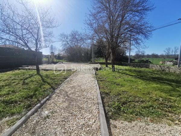 Visite virtuelle disponible !

Venez découvrir cette magnifique longère entièrement rénové et offrant un excellent DPE en A !

Au rez-de-chaussée cette maison bénéficie d’une grande pièce de vie, baignée de lumière, avec une cuisine centrale totalement ouverte aménagée et équipée; le tout avec goût et des matériaux qualitatifs. Une buanderie spacieuse est attenante à la cuisine. 
L’espace de vie donne accès à un extérieur doté d’une terrasse en bois exotique et dessert un couloir où sont situées deux chambres très lumineuses ainsi qu’une salle d’eau très bien pensée et un wc séparé.
Vous pourrez également trouver en rez-de-chaussée une suite parentale de très belle taille et toujours très lumineuse, équipée d’une salle d’eau ainsi que d’un dressing. 
A l’étage se trouve une mezzanine qui pourra être aménagée au gré de vos envies, besoins et projets. 

Les extérieurs peuvent accueillir plusieurs véhicules en stationnement. La propriété est partiellement clôturée. 

Les + : 
- chauffage au sol
- DPE en A offrant de belles économies d'énergie
- proximité immédiate avec toutes les commodités de Barbezieux-Saint-Hilaire
- ⁠calme de la campagne 
- ⁠prestations qualitatives 
- ⁠rénovation complète permettant une installation immédiate

D’autres arguments pour vous convaincre de venir visiter cette perle seraient superflus.