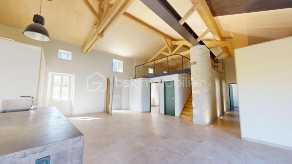 Visite virtuelle disponible !

Venez découvrir cette magnifique longère entièrement rénové et offrant un excellent DPE en A !

Au rez-de-chaussée cette maison bénéficie d’une grande pièce de vie, baignée de lumière, avec une cuisine centrale totalement ouverte aménagée et équipée; le tout avec goût et des matériaux qualitatifs. Une buanderie spacieuse est attenante à la cuisine. 
L’espace de vie donne accès à un extérieur doté d’une terrasse en bois exotique et dessert un couloir où sont situées deux chambres très lumineuses ainsi qu’une salle d’eau très bien pensée et un wc séparé.
Vous pourrez également trouver en rez-de-chaussée une suite parentale de très belle taille et toujours très lumineuse, équipée d’une salle d’eau ainsi que d’un dressing. 
A l’étage se trouve une mezzanine qui pourra être aménagée au gré de vos envies, besoins et projets. 

Les extérieurs peuvent accueillir plusieurs véhicules en stationnement. La propriété est partiellement clôturée. 

Les + : 
- chauffage au sol
- DPE en A offrant de belles économies d'énergie
- proximité immédiate avec toutes les commodités de Barbezieux-Saint-Hilaire
- ⁠calme de la campagne 
- ⁠prestations qualitatives 
- ⁠rénovation complète permettant une installation immédiate

D’autres arguments pour vous convaincre de venir visiter cette perle seraient superflus.