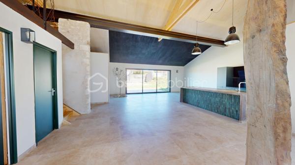 Visite virtuelle disponible !

Venez découvrir cette magnifique longère entièrement rénové et offrant un excellent DPE en A !

Au rez-de-chaussée cette maison bénéficie d’une grande pièce de vie, baignée de lumière, avec une cuisine centrale totalement ouverte aménagée et équipée; le tout avec goût et des matériaux qualitatifs. Une buanderie spacieuse est attenante à la cuisine. 
L’espace de vie donne accès à un extérieur doté d’une terrasse en bois exotique et dessert un couloir où sont situées deux chambres très lumineuses ainsi qu’une salle d’eau très bien pensée et un wc séparé.
Vous pourrez également trouver en rez-de-chaussée une suite parentale de très belle taille et toujours très lumineuse, équipée d’une salle d’eau ainsi que d’un dressing. 
A l’étage se trouve une mezzanine qui pourra être aménagée au gré de vos envies, besoins et projets. 

Les extérieurs peuvent accueillir plusieurs véhicules en stationnement. La propriété est partiellement clôturée. 

Les + : 
- chauffage au sol
- DPE en A offrant de belles économies d'énergie
- proximité immédiate avec toutes les commodités de Barbezieux-Saint-Hilaire
- ⁠calme de la campagne 
- ⁠prestations qualitatives 
- ⁠rénovation complète permettant une installation immédiate

D’autres arguments pour vous convaincre de venir visiter cette perle seraient superflus.