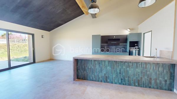 Visite virtuelle disponible !

Venez découvrir cette magnifique longère entièrement rénové et offrant un excellent DPE en A !

Au rez-de-chaussée cette maison bénéficie d’une grande pièce de vie, baignée de lumière, avec une cuisine centrale totalement ouverte aménagée et équipée; le tout avec goût et des matériaux qualitatifs. Une buanderie spacieuse est attenante à la cuisine. 
L’espace de vie donne accès à un extérieur doté d’une terrasse en bois exotique et dessert un couloir où sont situées deux chambres très lumineuses ainsi qu’une salle d’eau très bien pensée et un wc séparé.
Vous pourrez également trouver en rez-de-chaussée une suite parentale de très belle taille et toujours très lumineuse, équipée d’une salle d’eau ainsi que d’un dressing. 
A l’étage se trouve une mezzanine qui pourra être aménagée au gré de vos envies, besoins et projets. 

Les extérieurs peuvent accueillir plusieurs véhicules en stationnement. La propriété est partiellement clôturée. 

Les + : 
- chauffage au sol
- DPE en A offrant de belles économies d'énergie
- proximité immédiate avec toutes les commodités de Barbezieux-Saint-Hilaire
- ⁠calme de la campagne 
- ⁠prestations qualitatives 
- ⁠rénovation complète permettant une installation immédiate

D’autres arguments pour vous convaincre de venir visiter cette perle seraient superflus.