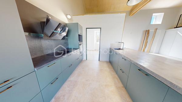 Visite virtuelle disponible !

Venez découvrir cette magnifique longère entièrement rénové et offrant un excellent DPE en A !

Au rez-de-chaussée cette maison bénéficie d’une grande pièce de vie, baignée de lumière, avec une cuisine centrale totalement ouverte aménagée et équipée; le tout avec goût et des matériaux qualitatifs. Une buanderie spacieuse est attenante à la cuisine. 
L’espace de vie donne accès à un extérieur doté d’une terrasse en bois exotique et dessert un couloir où sont situées deux chambres très lumineuses ainsi qu’une salle d’eau très bien pensée et un wc séparé.
Vous pourrez également trouver en rez-de-chaussée une suite parentale de très belle taille et toujours très lumineuse, équipée d’une salle d’eau ainsi que d’un dressing. 
A l’étage se trouve une mezzanine qui pourra être aménagée au gré de vos envies, besoins et projets. 

Les extérieurs peuvent accueillir plusieurs véhicules en stationnement. La propriété est partiellement clôturée. 

Les + : 
- chauffage au sol
- DPE en A offrant de belles économies d'énergie
- proximité immédiate avec toutes les commodités de Barbezieux-Saint-Hilaire
- ⁠calme de la campagne 
- ⁠prestations qualitatives 
- ⁠rénovation complète permettant une installation immédiate

D’autres arguments pour vous convaincre de venir visiter cette perle seraient superflus.