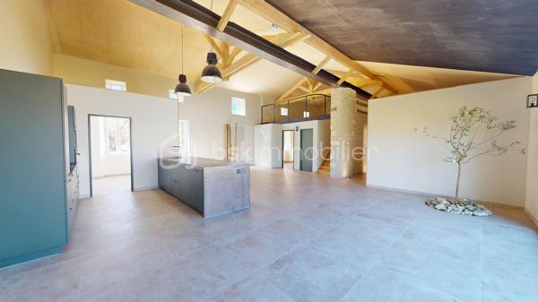 Visite virtuelle disponible !

Venez découvrir cette magnifique longère entièrement rénové et offrant un excellent DPE en A !

Au rez-de-chaussée cette maison bénéficie d’une grande pièce de vie, baignée de lumière, avec une cuisine centrale totalement ouverte aménagée et équipée; le tout avec goût et des matériaux qualitatifs. Une buanderie spacieuse est attenante à la cuisine. 
L’espace de vie donne accès à un extérieur doté d’une terrasse en bois exotique et dessert un couloir où sont situées deux chambres très lumineuses ainsi qu’une salle d’eau très bien pensée et un wc séparé.
Vous pourrez également trouver en rez-de-chaussée une suite parentale de très belle taille et toujours très lumineuse, équipée d’une salle d’eau ainsi que d’un dressing. 
A l’étage se trouve une mezzanine qui pourra être aménagée au gré de vos envies, besoins et projets. 

Les extérieurs peuvent accueillir plusieurs véhicules en stationnement. La propriété est partiellement clôturée. 

Les + : 
- chauffage au sol
- DPE en A offrant de belles économies d'énergie
- proximité immédiate avec toutes les commodités de Barbezieux-Saint-Hilaire
- ⁠calme de la campagne 
- ⁠prestations qualitatives 
- ⁠rénovation complète permettant une installation immédiate

D’autres arguments pour vous convaincre de venir visiter cette perle seraient superflus.