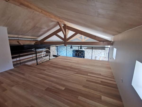 Visite virtuelle disponible !

Venez découvrir cette magnifique longère entièrement rénové et offrant un excellent DPE en A !

Au rez-de-chaussée cette maison bénéficie d’une grande pièce de vie, baignée de lumière, avec une cuisine centrale totalement ouverte aménagée et équipée; le tout avec goût et des matériaux qualitatifs. Une buanderie spacieuse est attenante à la cuisine. 
L’espace de vie donne accès à un extérieur doté d’une terrasse en bois exotique et dessert un couloir où sont situées deux chambres très lumineuses ainsi qu’une salle d’eau très bien pensée et un wc séparé.
Vous pourrez également trouver en rez-de-chaussée une suite parentale de très belle taille et toujours très lumineuse, équipée d’une salle d’eau ainsi que d’un dressing. 
A l’étage se trouve une mezzanine qui pourra être aménagée au gré de vos envies, besoins et projets. 

Les extérieurs peuvent accueillir plusieurs véhicules en stationnement. La propriété est partiellement clôturée. 

Les + : 
- chauffage au sol
- DPE en A offrant de belles économies d'énergie
- proximité immédiate avec toutes les commodités de Barbezieux-Saint-Hilaire
- ⁠calme de la campagne 
- ⁠prestations qualitatives 
- ⁠rénovation complète permettant une installation immédiate

D’autres arguments pour vous convaincre de venir visiter cette perle seraient superflus.