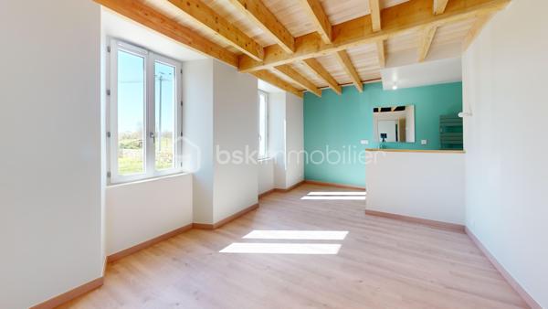 Visite virtuelle disponible !

Venez découvrir cette magnifique longère entièrement rénové et offrant un excellent DPE en A !

Au rez-de-chaussée cette maison bénéficie d’une grande pièce de vie, baignée de lumière, avec une cuisine centrale totalement ouverte aménagée et équipée; le tout avec goût et des matériaux qualitatifs. Une buanderie spacieuse est attenante à la cuisine. 
L’espace de vie donne accès à un extérieur doté d’une terrasse en bois exotique et dessert un couloir où sont situées deux chambres très lumineuses ainsi qu’une salle d’eau très bien pensée et un wc séparé.
Vous pourrez également trouver en rez-de-chaussée une suite parentale de très belle taille et toujours très lumineuse, équipée d’une salle d’eau ainsi que d’un dressing. 
A l’étage se trouve une mezzanine qui pourra être aménagée au gré de vos envies, besoins et projets. 

Les extérieurs peuvent accueillir plusieurs véhicules en stationnement. La propriété est partiellement clôturée. 

Les + : 
- chauffage au sol
- DPE en A offrant de belles économies d'énergie
- proximité immédiate avec toutes les commodités de Barbezieux-Saint-Hilaire
- ⁠calme de la campagne 
- ⁠prestations qualitatives 
- ⁠rénovation complète permettant une installation immédiate

D’autres arguments pour vous convaincre de venir visiter cette perle seraient superflus.