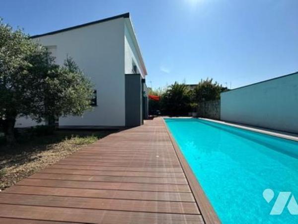 A VENDRE A VANNES - QUARTIER SACRE-COEUR -CENTRE VILLE à PIEDS  - CONTEMPORAINE de 2017 avec PISCINE