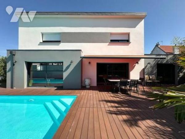 A VENDRE A VANNES - QUARTIER SACRE-COEUR -CENTRE VILLE à PIEDS  - CONTEMPORAINE de 2017 avec PISCINE