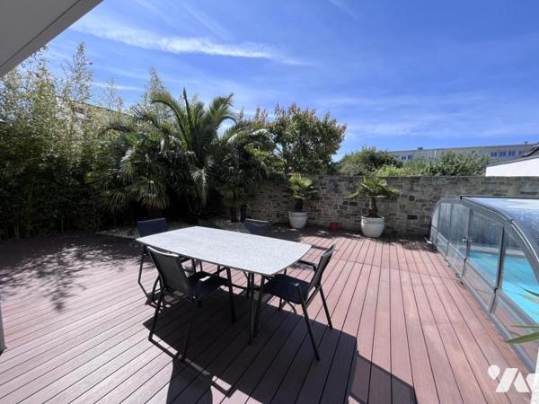 A VENDRE A VANNES - QUARTIER SACRE-COEUR -CENTRE VILLE à PIEDS  - CONTEMPORAINE de 2017 avec PISCINE