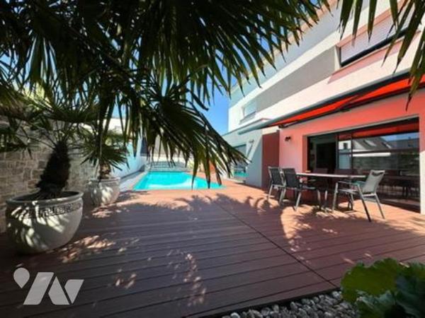 A VENDRE A VANNES - QUARTIER SACRE-COEUR -CENTRE VILLE à PIEDS  - CONTEMPORAINE de 2017 avec PISCINE