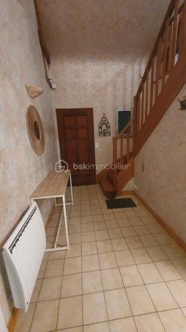 À découvrir sans tarder : Belle et grande maison traditionnelle construite en 1990, d'environ 159 m² habitables, située dans un environnement calme, à proximité du centre-ville de Murs Erigné .

Parfaitement adaptée à une famille, elle offre de beaux volumes et un cadre de vie agréable.

Au rez-de-chaussée , vous trouverez une entrée accueillante, un vaste salon-séjour lumineux de 47m² environ avec accès direct au jardin, une véranda agréable ouverte sur le jardin, une cuisine aménagée et équipée, une buanderie, un cellier, une chambre, une salle de bain et un WC séparé.
À l'étage, une mezzanine dessert 4 chambres confortables, une salle de bain et un WC séparé.

Vous bénéficiez d'un terrain clos et sans vis à vis d'environ 506 m² et d'un garage de 33m² environ.
Les + de cette maison:
Construction traditionnelle de qualité
Beaux volumes et nombreux espaces de rangement
Cheminée 
Proximité des commerces, écoles et services
Aucun gros travaux à prévoir

Quelques travaux de rafraîchissement et de décoration permettront simplement de remettre la maison au goût du jour et de la personnaliser selon vos envies.
Une belle opportunité pour les personnes à la recherche d'une grande maison familiale alliant confort, tranquillité et proximité du centre-ville.

Pour plus d'informations ou pour organiser une visite, n'hésitez pas à me contacter.