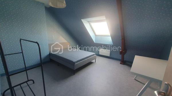 À découvrir sans tarder : Belle et grande maison traditionnelle construite en 1990, d'environ 159 m² habitables, située dans un environnement calme, à proximité du centre-ville de Murs Erigné .

Parfaitement adaptée à une famille, elle offre de beaux volumes et un cadre de vie agréable.

Au rez-de-chaussée , vous trouverez une entrée accueillante, un vaste salon-séjour lumineux de 47m² environ avec accès direct au jardin, une véranda agréable ouverte sur le jardin, une cuisine aménagée et équipée, une buanderie, un cellier, une chambre, une salle de bain et un WC séparé.
À l'étage, une mezzanine dessert 4 chambres confortables, une salle de bain et un WC séparé.

Vous bénéficiez d'un terrain clos et sans vis à vis d'environ 506 m² et d'un garage de 33m² environ.
Les + de cette maison:
Construction traditionnelle de qualité
Beaux volumes et nombreux espaces de rangement
Cheminée 
Proximité des commerces, écoles et services
Aucun gros travaux à prévoir

Quelques travaux de rafraîchissement et de décoration permettront simplement de remettre la maison au goût du jour et de la personnaliser selon vos envies.
Une belle opportunité pour les personnes à la recherche d'une grande maison familiale alliant confort, tranquillité et proximité du centre-ville.

Pour plus d'informations ou pour organiser une visite, n'hésitez pas à me contacter.