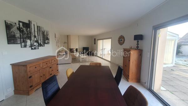 À découvrir sans tarder : Belle et grande maison traditionnelle construite en 1990, d'environ 159 m² habitables, située dans un environnement calme, à proximité du centre-ville de Murs Erigné .

Parfaitement adaptée à une famille, elle offre de beaux volumes et un cadre de vie agréable.

Au rez-de-chaussée , vous trouverez une entrée accueillante, un vaste salon-séjour lumineux de 47m² environ avec accès direct au jardin, une véranda agréable ouverte sur le jardin, une cuisine aménagée et équipée, une buanderie, un cellier, une chambre, une salle de bain et un WC séparé.
À l'étage, une mezzanine dessert 4 chambres confortables, une salle de bain et un WC séparé.

Vous bénéficiez d'un terrain clos et sans vis à vis d'environ 506 m² et d'un garage de 33m² environ.
Les + de cette maison:
Construction traditionnelle de qualité
Beaux volumes et nombreux espaces de rangement
Cheminée 
Proximité des commerces, écoles et services
Aucun gros travaux à prévoir

Quelques travaux de rafraîchissement et de décoration permettront simplement de remettre la maison au goût du jour et de la personnaliser selon vos envies.
Une belle opportunité pour les personnes à la recherche d'une grande maison familiale alliant confort, tranquillité et proximité du centre-ville.

Pour plus d'informations ou pour organiser une visite, n'hésitez pas à me contacter.