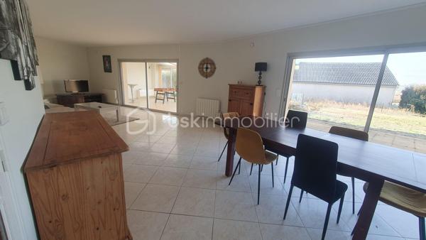 À découvrir sans tarder : Belle et grande maison traditionnelle construite en 1990, d'environ 159 m² habitables, située dans un environnement calme, à proximité du centre-ville de Murs Erigné .

Parfaitement adaptée à une famille, elle offre de beaux volumes et un cadre de vie agréable.

Au rez-de-chaussée , vous trouverez une entrée accueillante, un vaste salon-séjour lumineux de 47m² environ avec accès direct au jardin, une véranda agréable ouverte sur le jardin, une cuisine aménagée et équipée, une buanderie, un cellier, une chambre, une salle de bain et un WC séparé.
À l'étage, une mezzanine dessert 4 chambres confortables, une salle de bain et un WC séparé.

Vous bénéficiez d'un terrain clos et sans vis à vis d'environ 506 m² et d'un garage de 33m² environ.
Les + de cette maison:
Construction traditionnelle de qualité
Beaux volumes et nombreux espaces de rangement
Cheminée 
Proximité des commerces, écoles et services
Aucun gros travaux à prévoir

Quelques travaux de rafraîchissement et de décoration permettront simplement de remettre la maison au goût du jour et de la personnaliser selon vos envies.
Une belle opportunité pour les personnes à la recherche d'une grande maison familiale alliant confort, tranquillité et proximité du centre-ville.

Pour plus d'informations ou pour organiser une visite, n'hésitez pas à me contacter.