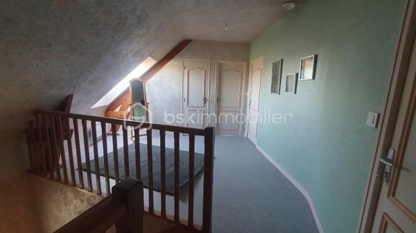À découvrir sans tarder : Belle et grande maison traditionnelle construite en 1990, d'environ 159 m² habitables, située dans un environnement calme, à proximité du centre-ville de Murs Erigné .

Parfaitement adaptée à une famille, elle offre de beaux volumes et un cadre de vie agréable.

Au rez-de-chaussée , vous trouverez une entrée accueillante, un vaste salon-séjour lumineux de 47m² environ avec accès direct au jardin, une véranda agréable ouverte sur le jardin, une cuisine aménagée et équipée, une buanderie, un cellier, une chambre, une salle de bain et un WC séparé.
À l'étage, une mezzanine dessert 4 chambres confortables, une salle de bain et un WC séparé.

Vous bénéficiez d'un terrain clos et sans vis à vis d'environ 506 m² et d'un garage de 33m² environ.
Les + de cette maison:
Construction traditionnelle de qualité
Beaux volumes et nombreux espaces de rangement
Cheminée 
Proximité des commerces, écoles et services
Aucun gros travaux à prévoir

Quelques travaux de rafraîchissement et de décoration permettront simplement de remettre la maison au goût du jour et de la personnaliser selon vos envies.
Une belle opportunité pour les personnes à la recherche d'une grande maison familiale alliant confort, tranquillité et proximité du centre-ville.

Pour plus d'informations ou pour organiser une visite, n'hésitez pas à me contacter.
