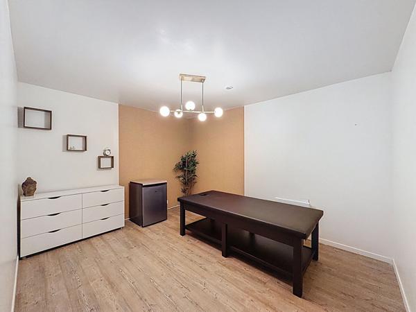 Cession de bail - Local à Meaux dans la zone industrielle - 128 m2 et 11,50 m de vitrine - parkings gratuits