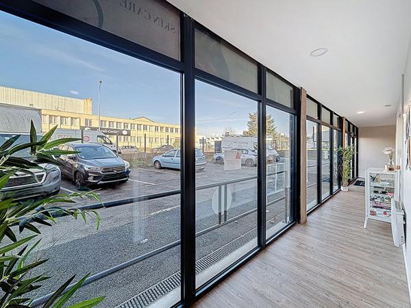 Cession de bail - Local à Meaux dans la zone industrielle - 128 m2 et 11,50 m de vitrine - parkings gratuits
