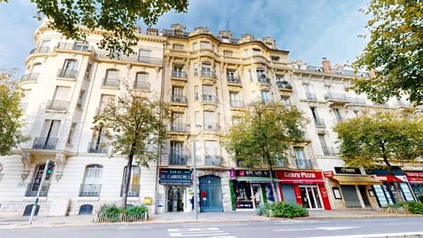 NICE - GAMBETTA : MAGNIFIQUE 3 PIÈCES TRAVERSANT DANS UN BEAU BOURGEOIS