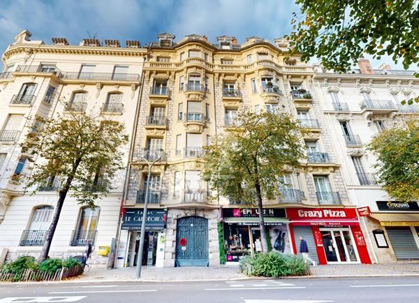 NICE - GAMBETTA : MAGNIFIQUE 3 PIÈCES TRAVERSANT DANS UN BEAU BOURGEOIS