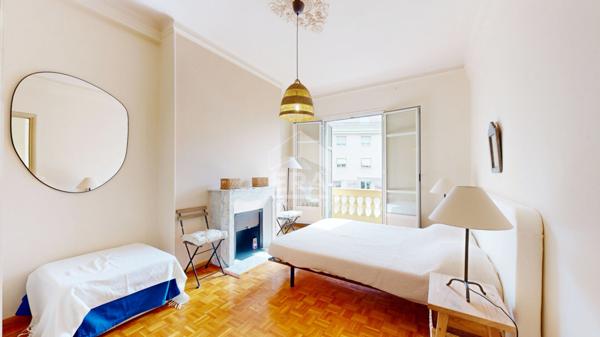 NICE - GAMBETTA : MAGNIFIQUE 3 PIÈCES TRAVERSANT DANS UN BEAU BOURGEOIS