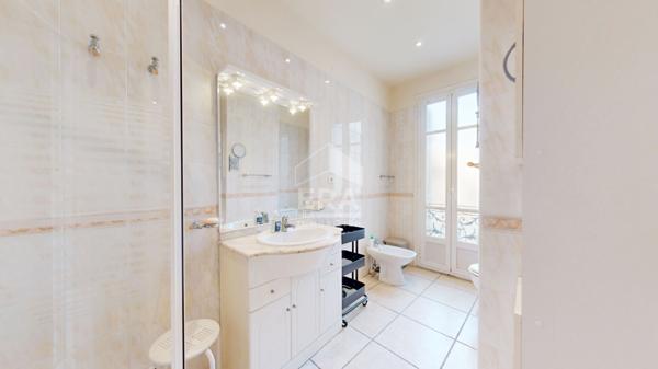 NICE - GAMBETTA : MAGNIFIQUE 3 PIÈCES TRAVERSANT DANS UN BEAU BOURGEOIS